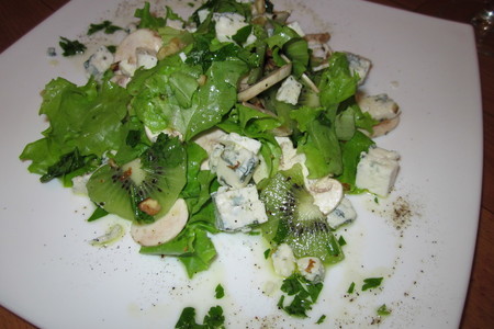 Фото к рецепту: Зеленый салат с шампиньонами и сыром с голубой плесенью