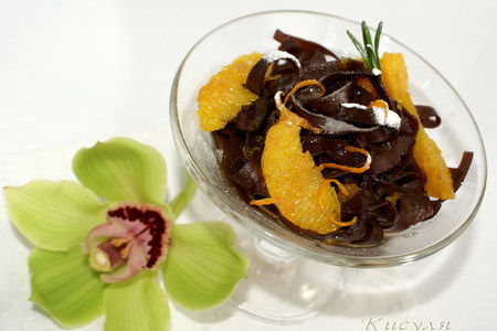Фото к рецепту: Шоколадная лапша с карамельно-апельсиновым соусом