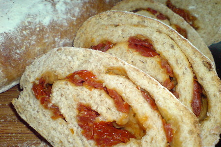 Фото к рецепту: Ciabatta -рулет хлебный с вялеными помидорами