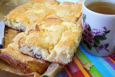 Фото к рецепту: Быстрый пирог с яблоками и земляникой.