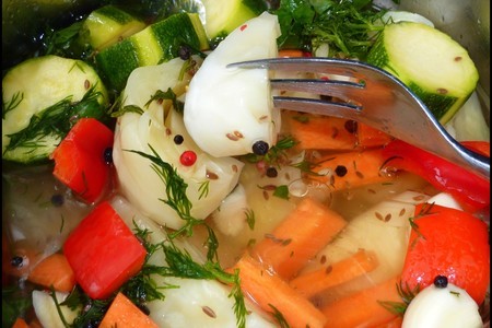 Фото к рецепту: Капуста с овощами в рассоле ... (остатки сладки)