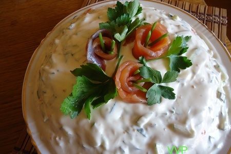 Фото к рецепту: Салат с семгой и свежим огурцом праздник