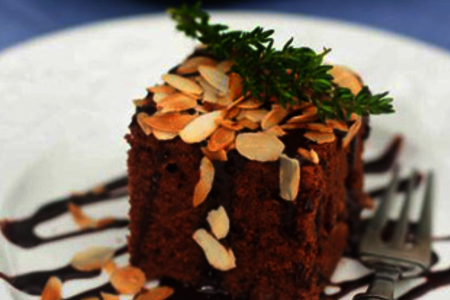 Фото к рецепту: Шоколадный пирог с изюмом и бренди
