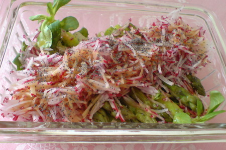 Фото к рецепту: Салат из редиса и зелёной спаржи