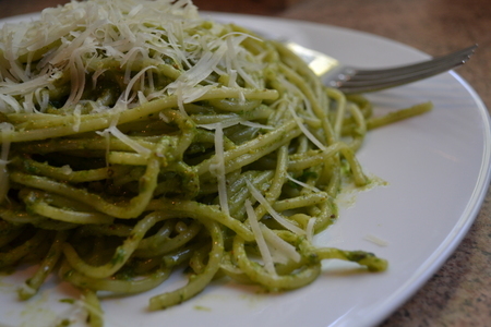 Фото к рецепту: Спагетти с песто из лука-слизуна