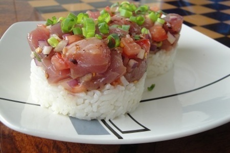 Фото к рецепту: Острый тунец с помидором и рисом
