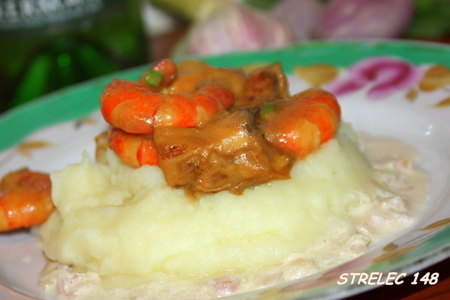Фото к рецепту: Креветки с белыми грибами и трюфельным маслом.  соус с белым вином и луком шалот.