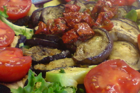 Фото к рецепту: Салат из запечённых с чесноком баклажанов и авокадо