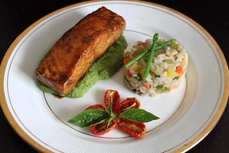 Фото к рецепту: Глазированный лосось на ложе из мятного горохового пюре с овощным ризотто