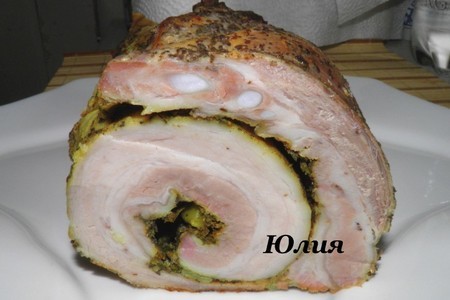 Фото к рецепту: Свинной рулет с зеленью!