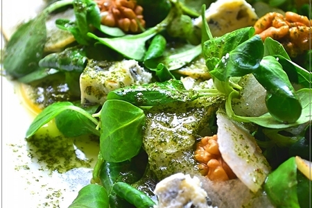 Фото к рецепту: Салат с грушей,сыром и орехами