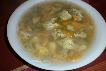 Фото к рецепту: Овощной суп с домашней красной (томатной) лапшой "мальтальяти" и брокколи