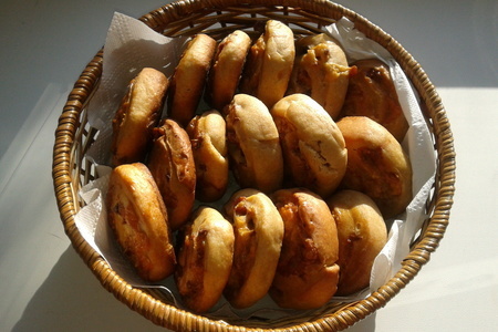 Фото к рецепту: Булочки на закваске с сырокопченой грудинкой и сыром