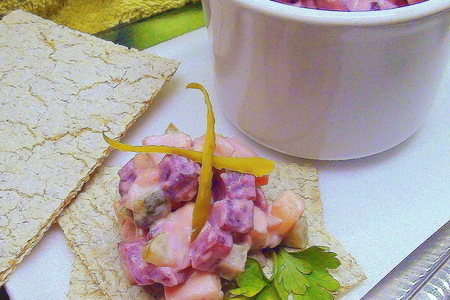 Фото к рецепту: Салат со свеклой, селёдочкой и брусничной заправкой.