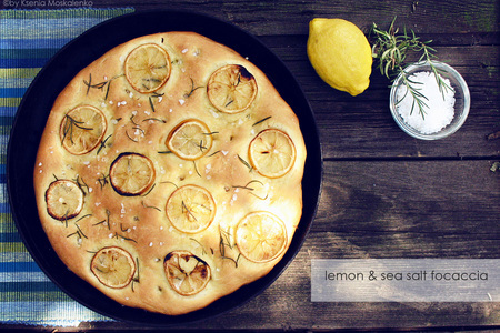 Фото к рецепту: Фокачча с лимоном и морской солью...