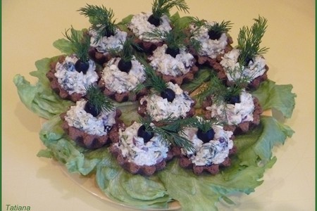 Фото к рецепту: Салат с печенью трески корзиночках
