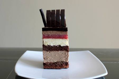 Фото к рецепту: "март": шоколадно-клубничное пирожное с лесным орехом и ванильным крем-брюле