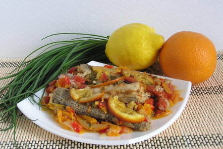 Фото к рецепту: Рыбка в соусе с апельсином , лимоном и имбирем.