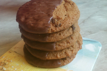 Фото к рецепту: Кофейное печенье с шоколадом
