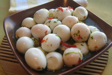 Фото к рецепту: Маринованные яйца по-грузински
