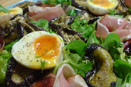 Фото к рецепту: Салат из баклажанов, сыровяленой ветчины и яиц