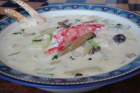 Фото к рецепту: Крем суп с мясом королевского краба,придворными гребешками и грибами пиоппини