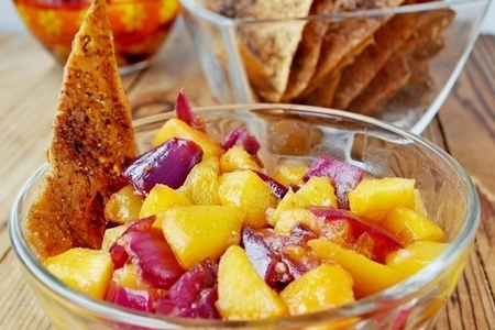 Фото к рецепту: Персиковая сальса+чипсы из лаваша со специями