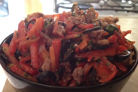 Фото к рецепту: "техасский" или острый салат с говядиной и овощами.