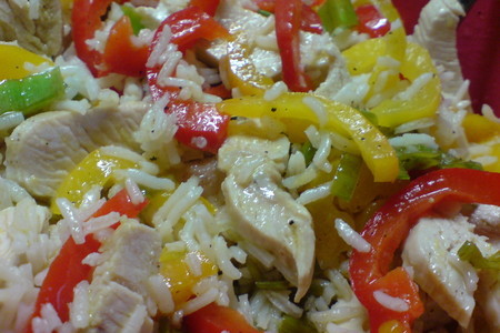 Фото к рецепту: Салат из куриной грудки,риса и маринованного перца