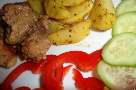 Фото к рецепту: Свинина с пряными картофельными дольками