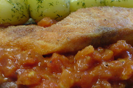 Фото к рецепту: Лосось с густым   помидорным соусом