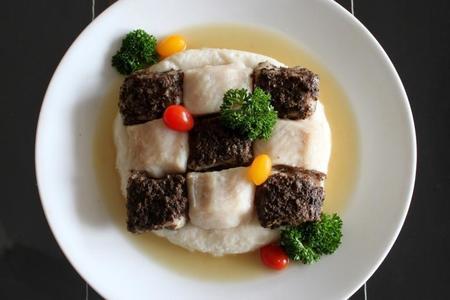 Фото к рецепту: "шахматная доска" из рыбы с кремом басмати и грибным фюме
