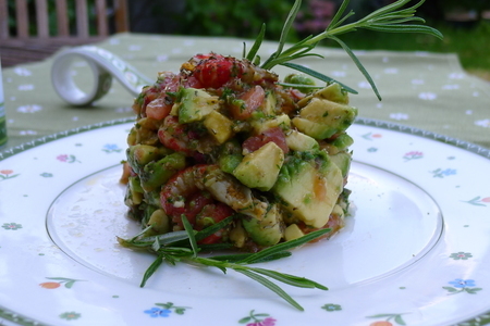Фото к рецепту: Тартар из авокадо с раковыми шейками
