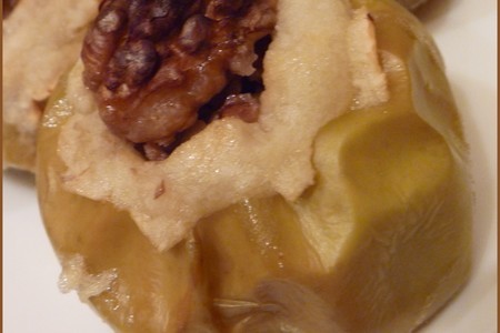 Фото к рецепту: Яблоки печёные с мёдом и грецкими орехами