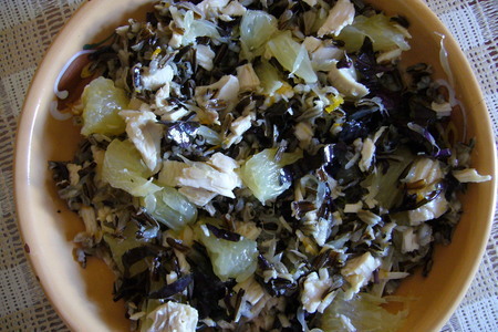 Фото к рецепту: Салат из дикого риса с курицей и помело