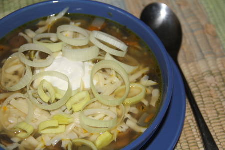 Фото к рецепту: Луково кабачковый суп с грибами а-ля жульен  фм «суп из топора»