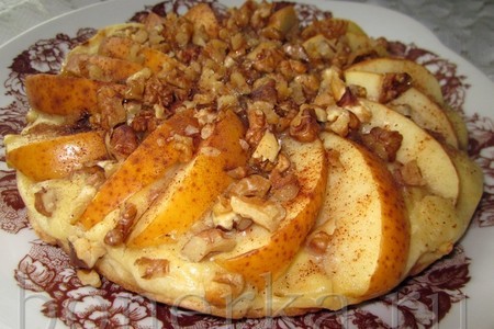 Фото к рецепту: Пирог с яблоками и грецкими орехами на скорую руку