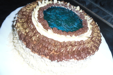 Фото к рецепту: Шоколадный шифоновый торт с сливочным кремом и сюрпризом "озеро эвендим" 