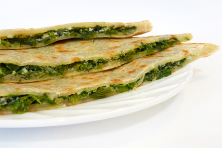 Фото к рецепту: Лепёшки бакинские с зеленью (кулинарный алфавит)