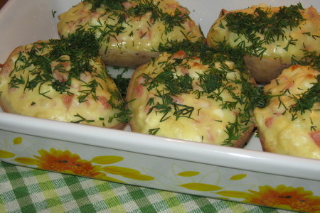 Фото к рецепту: Картофель запеченный с ветчиной и брынзой (кулинарный алфавит)