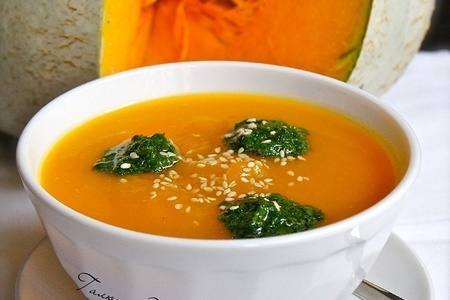 Фото к рецепту: Тыквенный суп-пюре с соусом песто