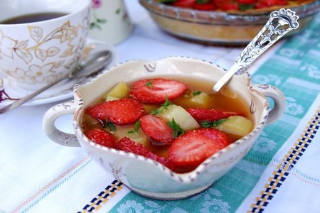 Фото к рецепту: Норвежский суп с клубникой и ревенем