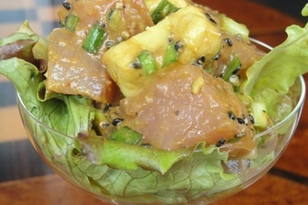 Фото к рецепту: Свежий тунец с авокадо под устричным соусом