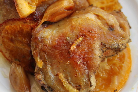 Фото к рецепту: Курица тушёная с апельсинами и имбирём.
