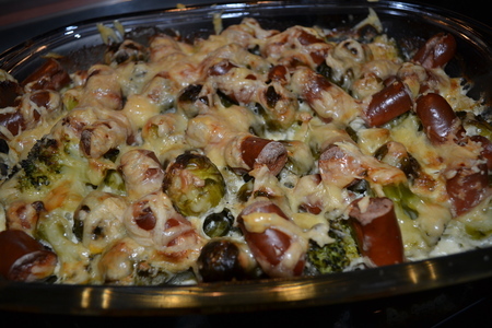 Фото к рецепту: Зимняя запеканка из брокколи, брюссельской капусты да с сосисками