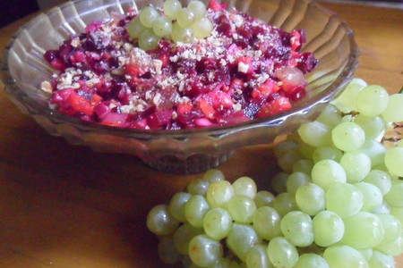 Фото к рецепту: Винегрет с виноградом и орехами