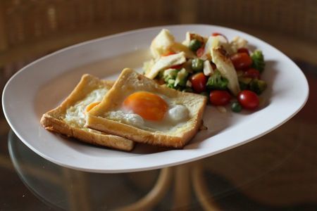 Фото к рецепту: Яичные тосты на завтрак