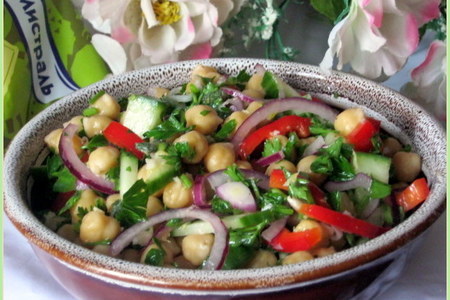 Фото к рецепту: Салат из нута с овощами