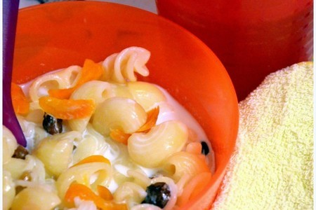 Фото к рецепту: Молочная вермишель с изюмом и курагой