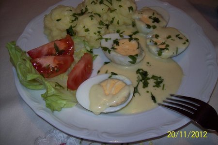 Фото к рецепту: Маринованные яйца с картофельным пюре под горчичным соусом.